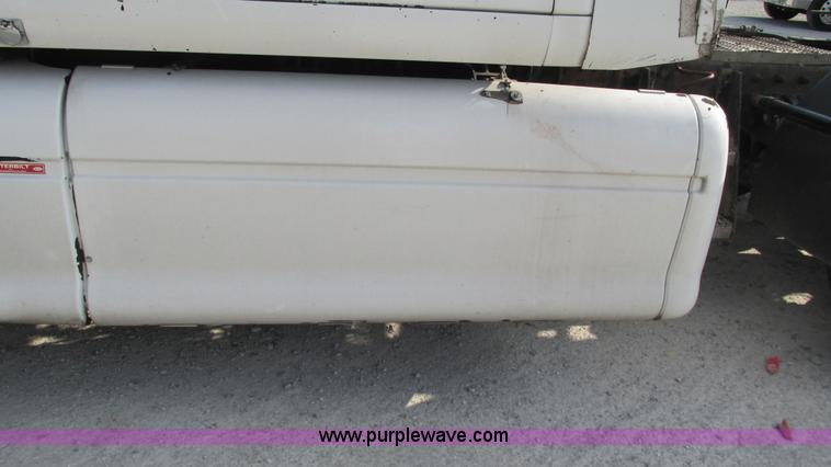 image for item L5266 2001 Peterbilt 387 semi truck