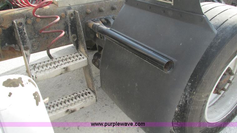 image for item L5266 2001 Peterbilt 387 semi truck