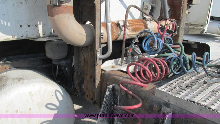 image for item L5266 2001 Peterbilt 387 semi truck