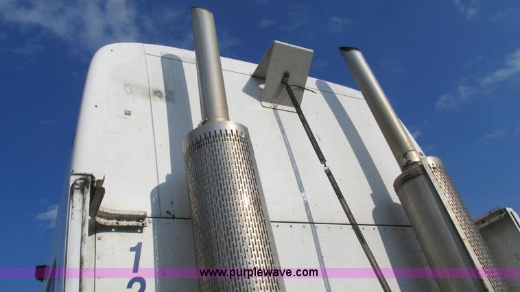 image for item L5266 2001 Peterbilt 387 semi truck