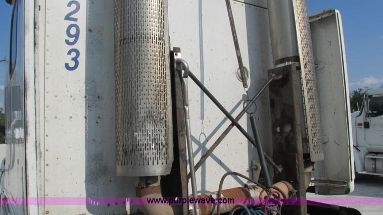 image for item L5266 2001 Peterbilt 387 semi truck