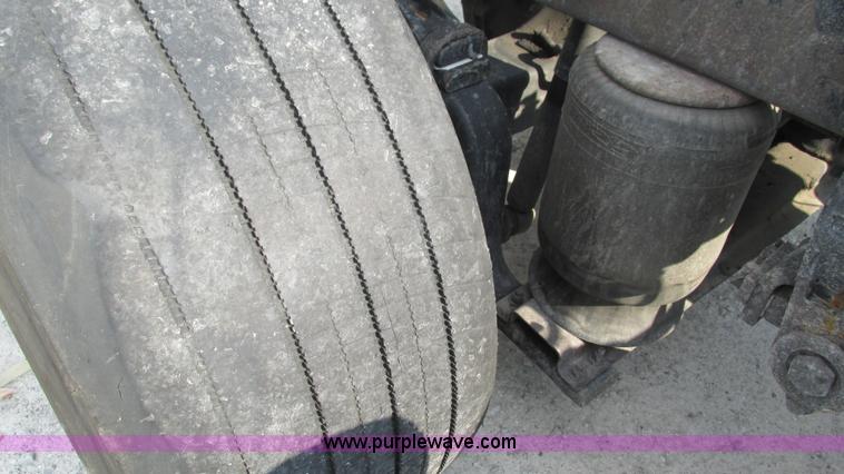 image for item L5266 2001 Peterbilt 387 semi truck