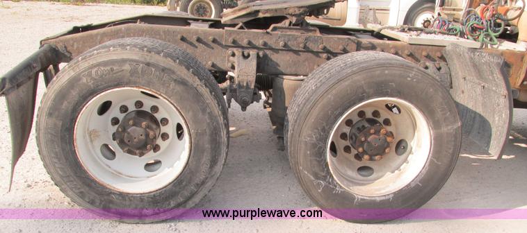 image for item L5266 2001 Peterbilt 387 semi truck