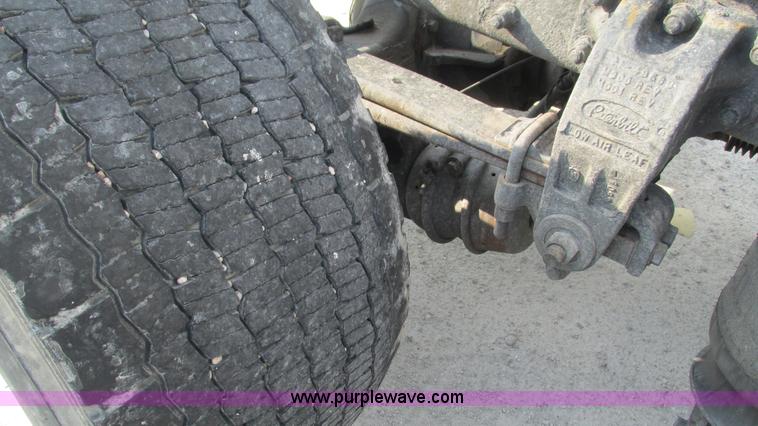 image for item L5266 2001 Peterbilt 387 semi truck