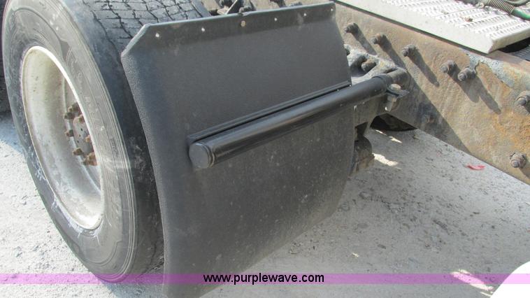 image for item L5266 2001 Peterbilt 387 semi truck