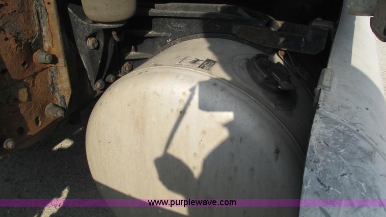 image for item L5266 2001 Peterbilt 387 semi truck