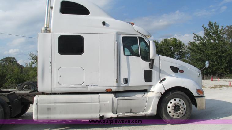 image for item L5266 2001 Peterbilt 387 semi truck