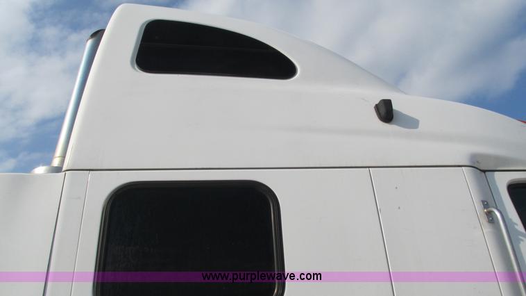 image for item L5266 2001 Peterbilt 387 semi truck