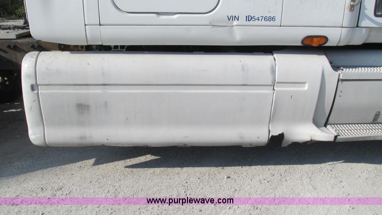 image for item L5266 2001 Peterbilt 387 semi truck