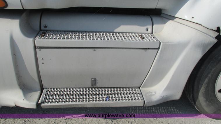 image for item L5266 2001 Peterbilt 387 semi truck