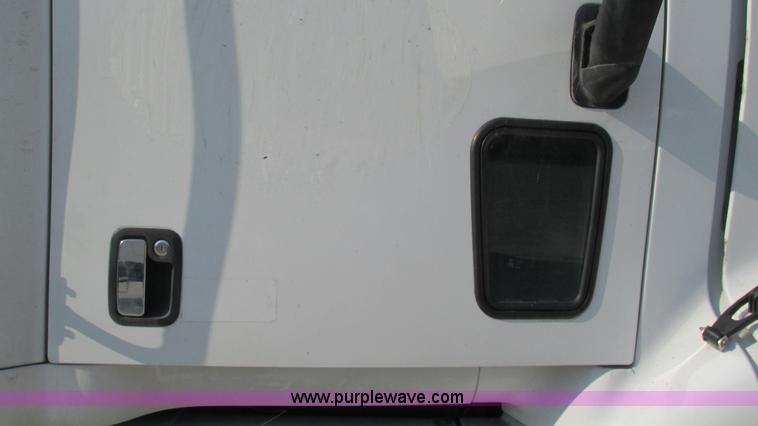 image for item L5266 2001 Peterbilt 387 semi truck