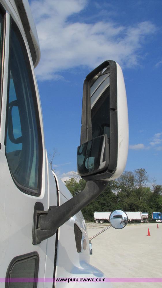 image for item L5266 2001 Peterbilt 387 semi truck