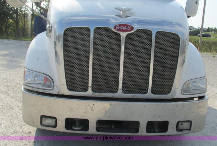 image for item L5266 2001 Peterbilt 387 semi truck