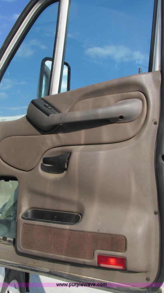 image for item L5266 2001 Peterbilt 387 semi truck