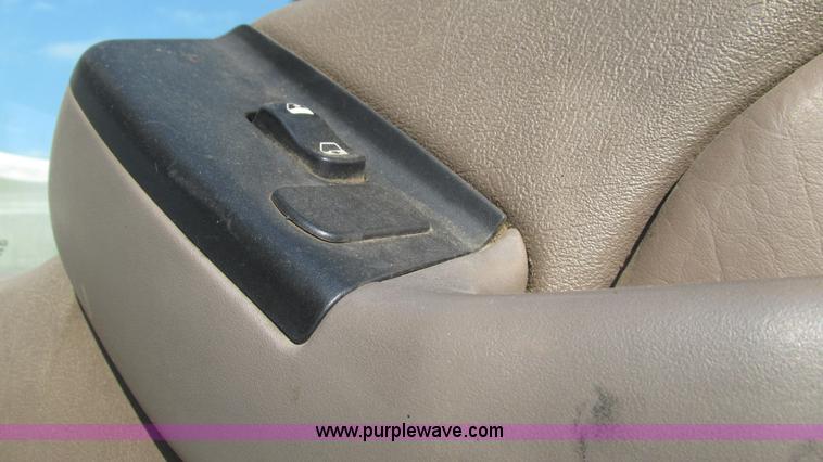 image for item L5266 2001 Peterbilt 387 semi truck