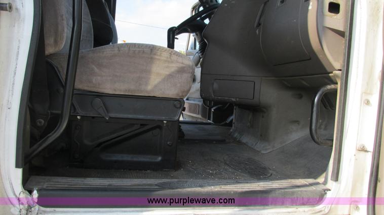 image for item L5266 2001 Peterbilt 387 semi truck