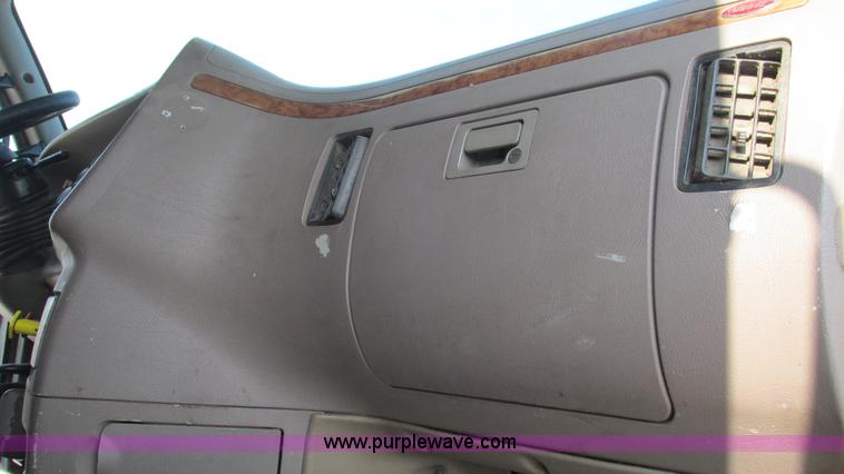 image for item L5266 2001 Peterbilt 387 semi truck