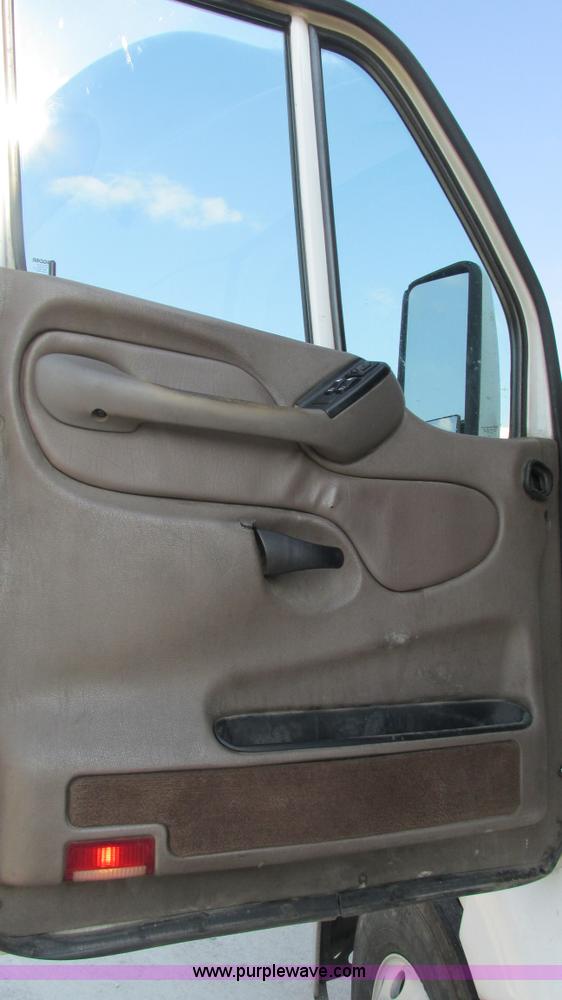 image for item L5266 2001 Peterbilt 387 semi truck