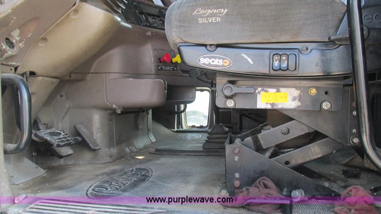 image for item L5266 2001 Peterbilt 387 semi truck