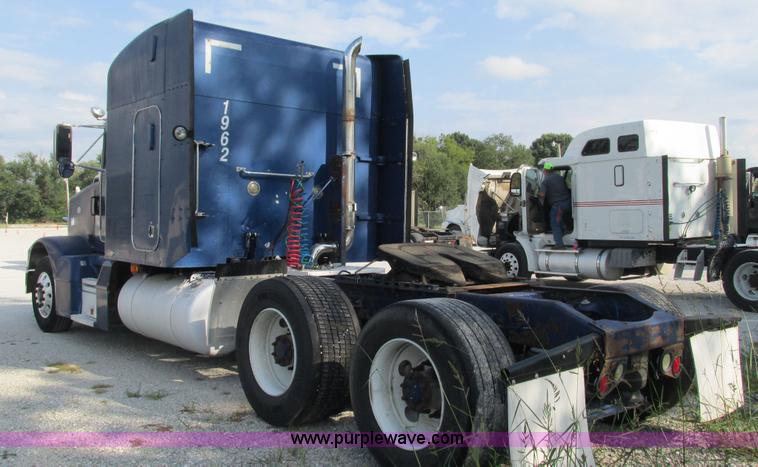 image for item L5267 1999 Peterbilt 377 semi truck