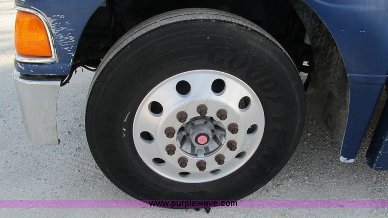 image for item L5267 1999 Peterbilt 377 semi truck