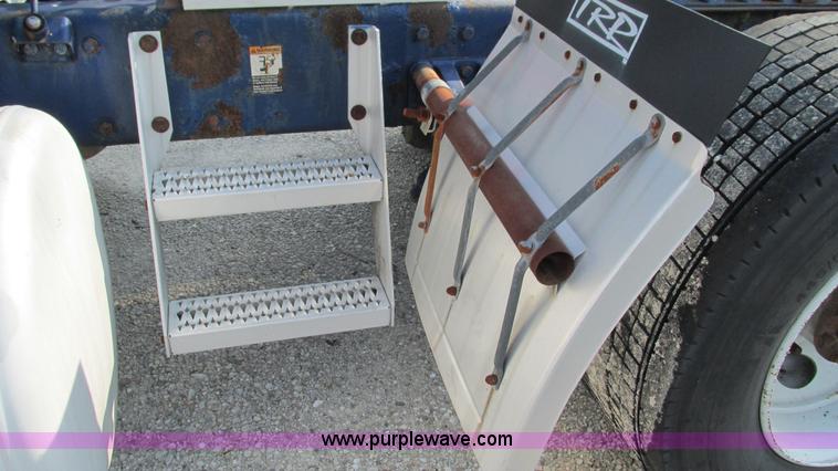 image for item L5267 1999 Peterbilt 377 semi truck