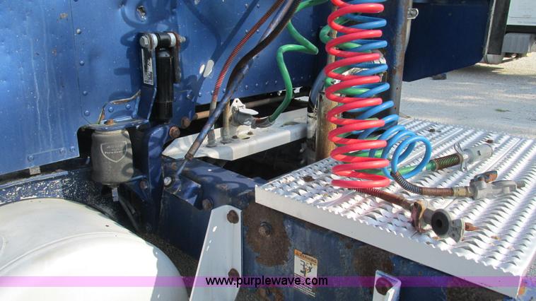 image for item L5267 1999 Peterbilt 377 semi truck