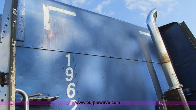 image for item L5267 1999 Peterbilt 377 semi truck