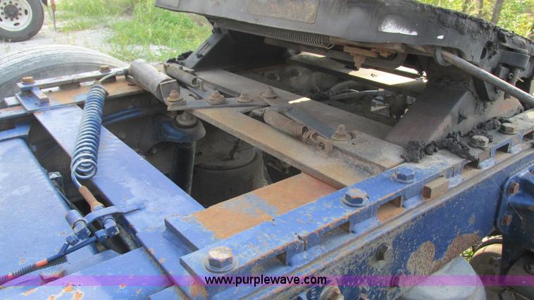 image for item L5267 1999 Peterbilt 377 semi truck