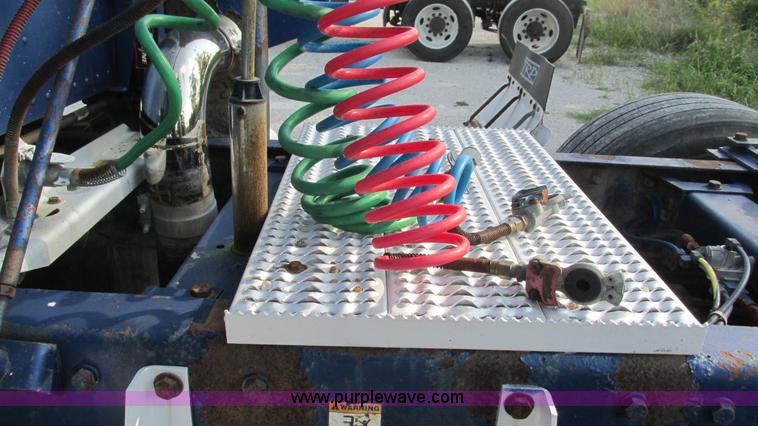 image for item L5267 1999 Peterbilt 377 semi truck