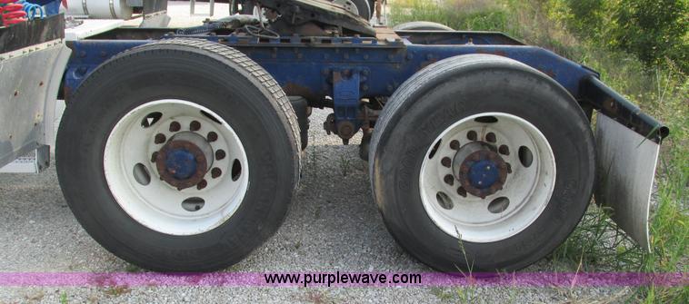 image for item L5267 1999 Peterbilt 377 semi truck