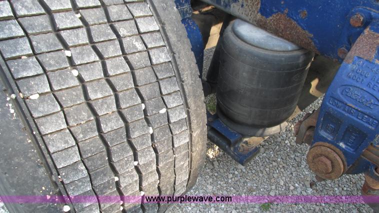 image for item L5267 1999 Peterbilt 377 semi truck