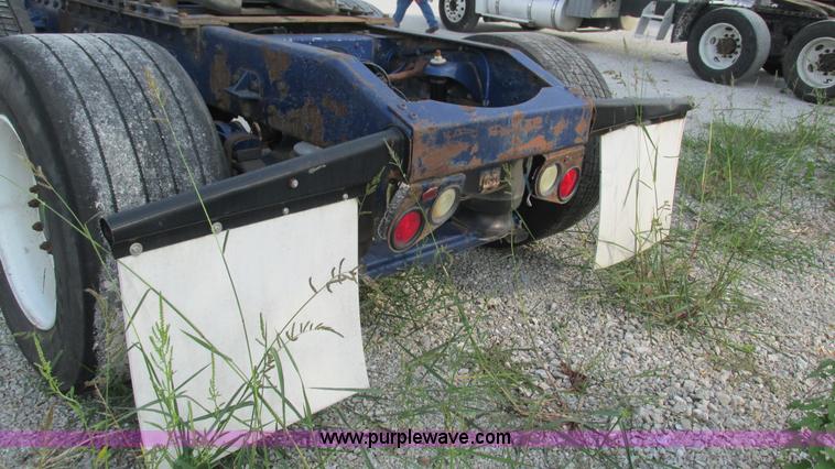 image for item L5267 1999 Peterbilt 377 semi truck