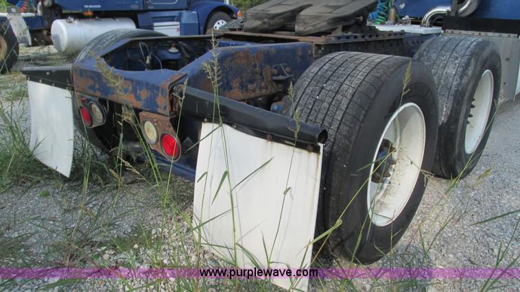 image for item L5267 1999 Peterbilt 377 semi truck