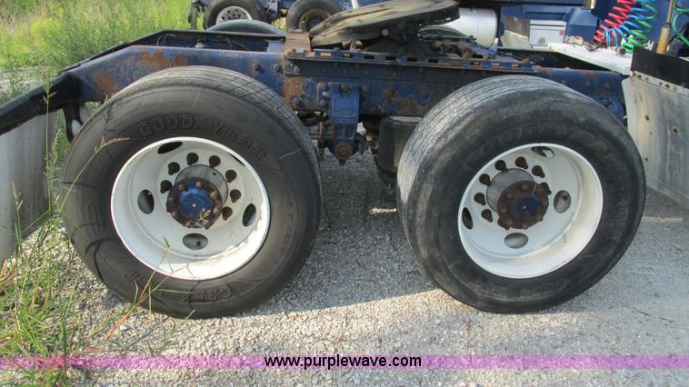 image for item L5267 1999 Peterbilt 377 semi truck