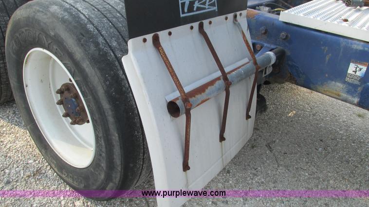 image for item L5267 1999 Peterbilt 377 semi truck