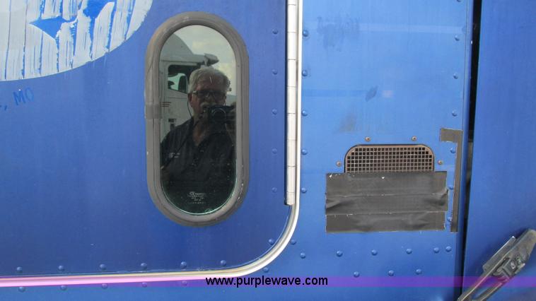 image for item L5267 1999 Peterbilt 377 semi truck