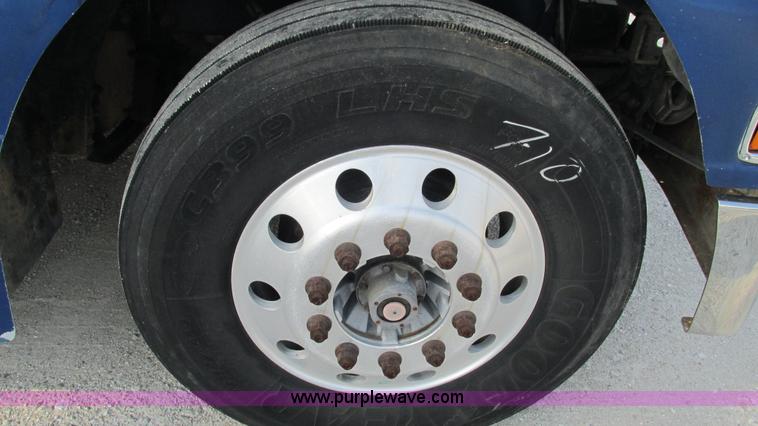 image for item L5267 1999 Peterbilt 377 semi truck