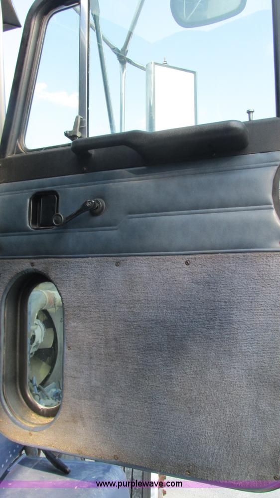 image for item L5267 1999 Peterbilt 377 semi truck