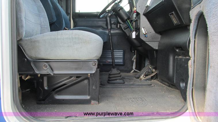 image for item L5267 1999 Peterbilt 377 semi truck