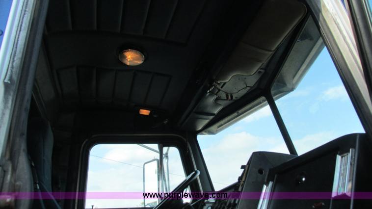 image for item L5267 1999 Peterbilt 377 semi truck