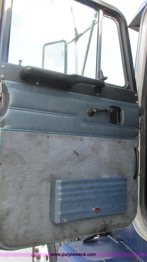 image for item L5267 1999 Peterbilt 377 semi truck