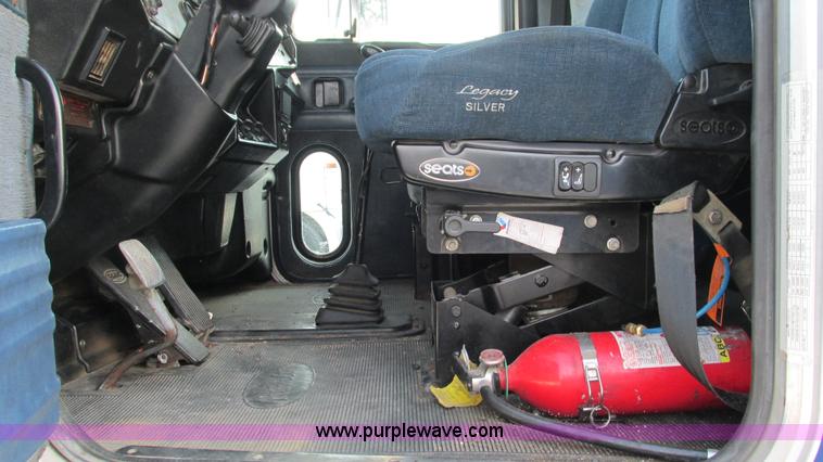 image for item L5267 1999 Peterbilt 377 semi truck