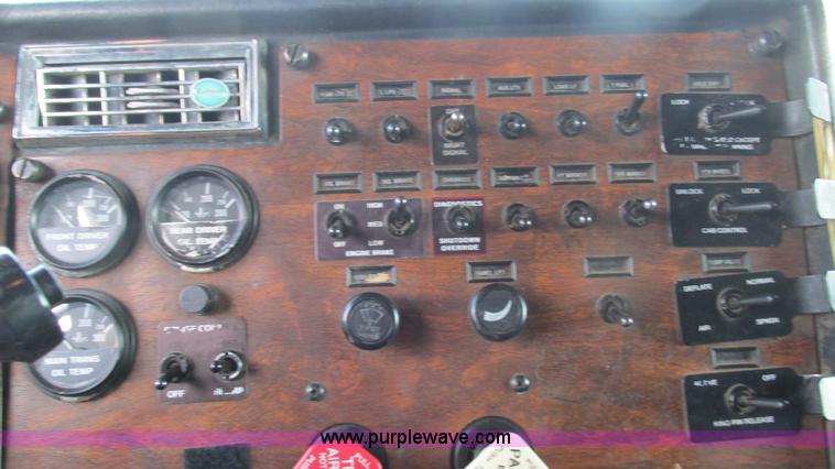 image for item L5267 1999 Peterbilt 377 semi truck