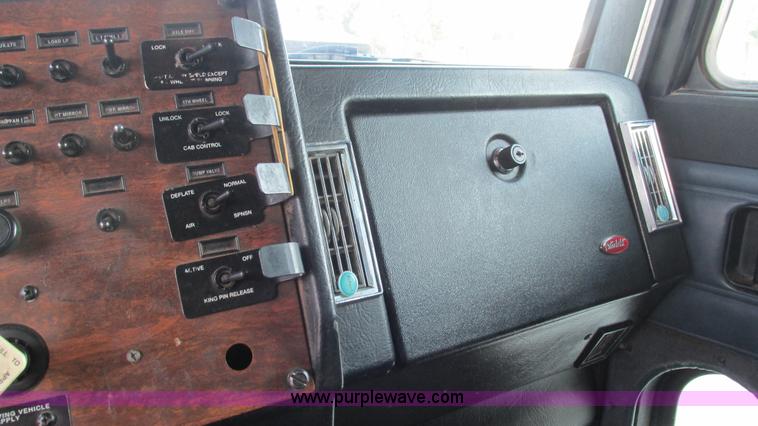 image for item L5267 1999 Peterbilt 377 semi truck