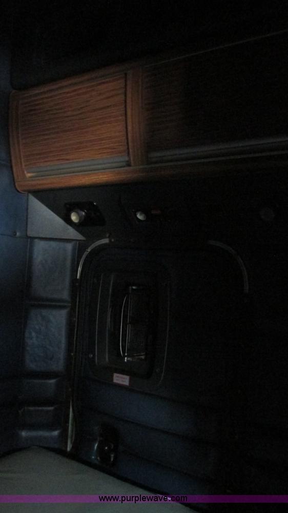 image for item L5267 1999 Peterbilt 377 semi truck