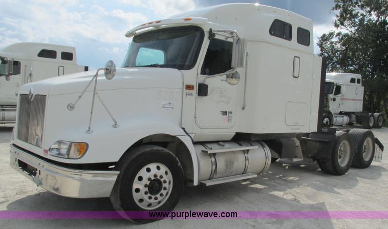 image for item L5268 2006 International 9400i semi truck