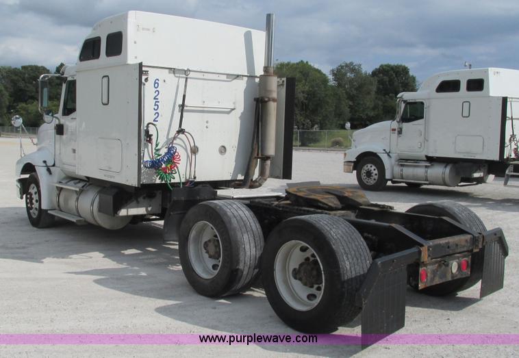 image for item L5268 2006 International 9400i semi truck