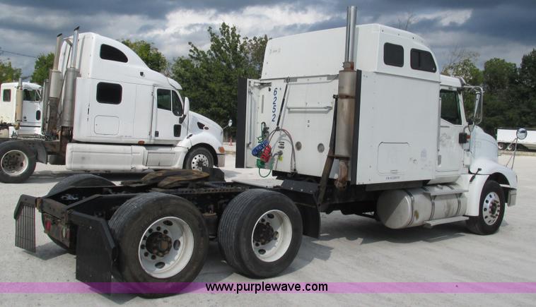 image for item L5268 2006 International 9400i semi truck
