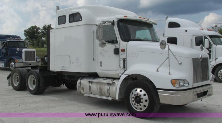 image for item L5268 2006 International 9400i semi truck